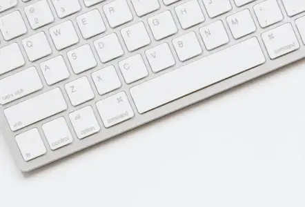 Weißer Schreibtisch mit weißer Tastatur, verschiedene Briefumschläge für Partyeinladungen - Motive lassen sich individuell bedrucken mit Einhorn, Meerjungfrau, Pferden, Regenbogen oder Herzen
