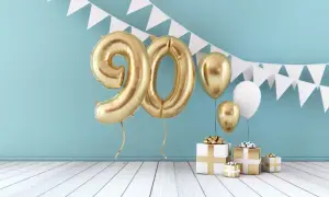 Goldene und weiße runde Ballons mit goldener Zahl 90, weiße Girlande mit Geschenken, Motiv für Einladungskarten Geburtstag