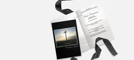 Trauerkarte mit klassischem Kreuz mit schwarzer Schrift