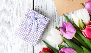 Geschenk, Einladungskarten und Umschläge auf einem Tisch