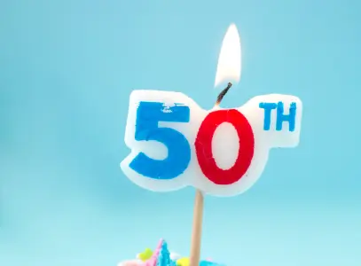 Besondere Cupcakes mit 50er-Kerzen gestalten, originell und passend zur Einladung