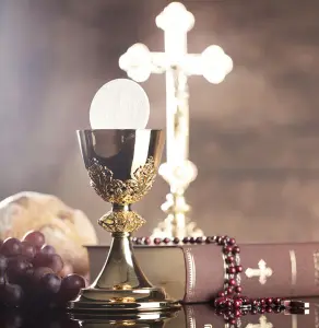 Tischkarten Konfirmation Kommunion, Kelch mit Ornamenten in Gold, Bibel, Rosenkranz, weißes Kreuz, Brot und Trauben
