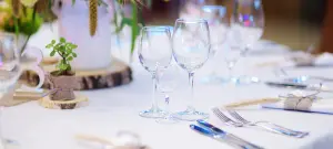 Menükarte Taufe, Motiv klassisch gedeckter Tisch mit Menükarte Taufe zum selbst gestalten