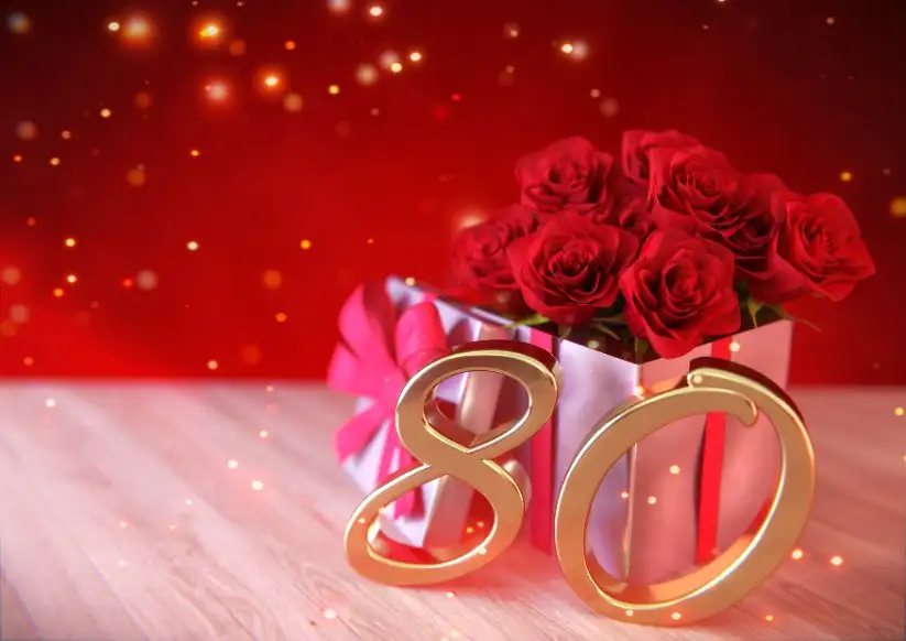 Geöffnetes Geschenk mit roten Rosen die rausschauen, goldene 80 lehnt davor, Goldene 80 vor Geschenk, mintfarbener Hintergrund, gestalten Sie Ihre eigenen Einladungen mit unseren goldenen und bunten Designs zum runden Geburtstag, Umschläge und Kuvert