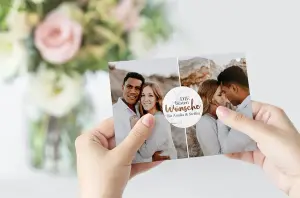 Verliebtes Paar zur Hochzeit das auf Felsen steht und sich umarmt. Motiv für Hochzeit, Postkarten, Wunschkarten, Luftballonkarten, Ballonkarten oder Ballonflugkarten.