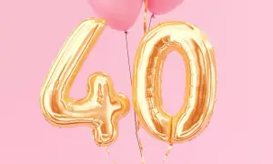 Luftballons in Gold in der Zahl 40, Deko passend zu den Geburtstagseinladungen