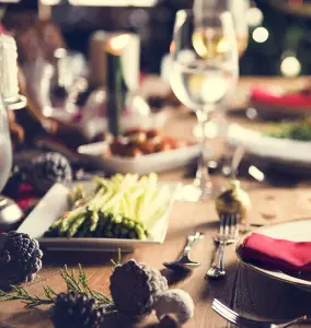 Weihnachtsmenü mit stilvoller Tischdeko und Speisekarten