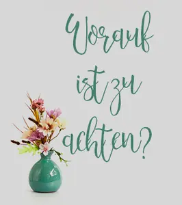 Grüne elegante Schrift "Worauf ist zu achten" auf weißem Hintergrund, florale Dekoration in vintage Vase