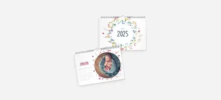Kalender Titelbild mit kleinem Mädchen in Wiese mit bunten Luftballons, rosa