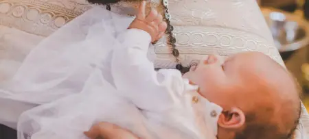 Großaufnahme des Kindes bei Taufe