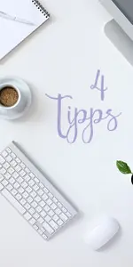 Lila Schriftzug "4 Tipps" auf weißem Hintergrund mit Tastatur und runder Kaffeetasse von oben