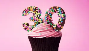 Lustige Cupcakes in buntem Design zum Geburtstag, als Vorlage zum Gestalten von Einladungskarten Geburtstag