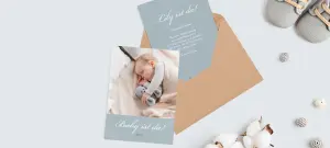 Geburtskarte mit großem Foto des Babys und Spruch "Baby ist da!"