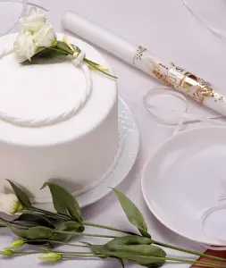 Weiße Torte mit Taufkerze auf Tisch, Motive als Vorlage für Einladungen oder Danksagung Konfirmation