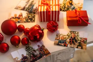 Geschäftliche Weihnachtsgrüße mit persönlichen Bildern, Geschenke, Weihnachtskugeln