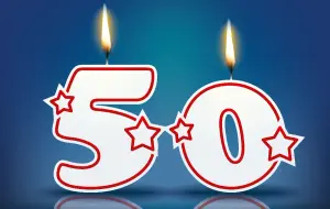 Witzige brennende 50er Kerzen mit Sternen im USA-Look