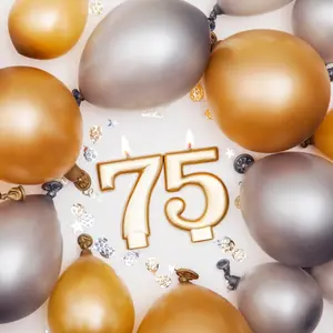 Brennende golde Kerze als zahl 75, runde goldene und silberne Ballons drumherum, als Vorlage für Einladung zum Geburtstag