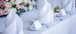 Menükarten Taufe, mit klassisch gedecktem Tisch, weiß, mit Rosen-Bouquet