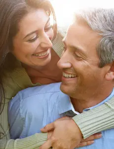 Verliebtes Paar zur Hochzeit in Großaufnahme