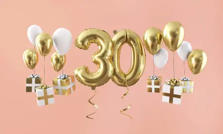 Goldene 30 als Ballon und runde gold weiße Luftballons auf orangenem Hintergrund, als Vorlage Geburtstagskarte