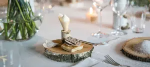 Menükarten Taufe Vorlage, klassisch gedeckter Tisch, weiß, mit rohem Holz