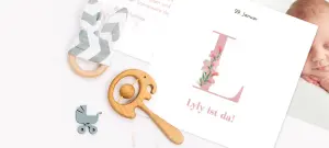 Babykarte mit Buchstaben L und Text "Lyly ist da!", in rosa gestaltet