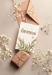Einladung Konfirmation, weisse Konfirmationskarte mit Schriftzug, Insekten, grüne Blattzweige