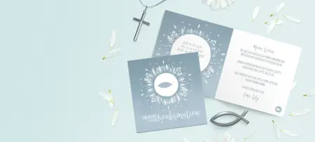Einladungskarte zur Konfirmation mit Motiv Fisch, Blüten und Kreuz im Hintergrund