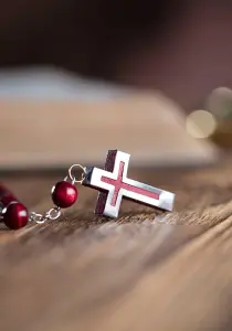 Rosenkranz mit Kreuz als religiöses Motiv für Danksagungskarten oder Dankeskarten Konfirmation