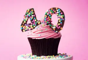 Schokoladen-Muffin mit der zahl 40, Naschwerk passend zum runden Geburtstag gestalten