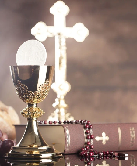 Kelch, Kreuz und Bibel als kirchliche Motive zur Konfirmation oder Kommunion, als stilvolle Vorlage für Konfirmationskarten