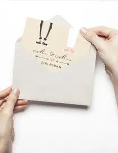 Einladungskarte zur Hochzeit, Motiv Mr. & Mrs., stilisiertes Hochzeitspaar