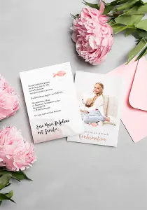 Konfirmationskarte, Klappkarte mit Einlageblatt und Text, mit Foto eine Mädchens mit Teddybär auf Sofa, Fisch
