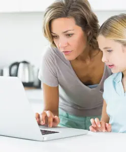 Platzkarten Tischkarten Konfirmation Kommunion Taufe werden am PC von einer Frau mit Kind selbst gestaltet
