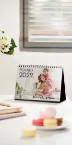 Terminplaner als Aufstellkalender auf Tisch, mit Mutter und Kind als Motiv