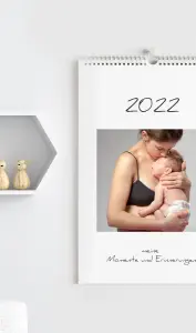 Der Wandkalender mit einem persönlichen Foto von Mutter mit Baby im Arm