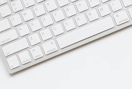 Weißer Schreibtisch mit weißer Tastatur, verschiedene Briefumschläge für Partyeinladungen - Motive lassen sich individuell bedrucken mit Einhorn, Meerjungfrau, Pferden, Regenbogen oder Herzen