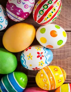 Bunte Ostereier in vielen, frohen Farben