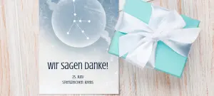 Geschenk mit weißer Schleife und türkisfarbenem Papier verpackt