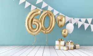 Raumdekoration 60. Geburtstag mit Luftballons in Gold und Girlanden