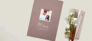 Vintage Menükarte in Beige- und Brauntönen mit dem Foto des Hochzeitspaars