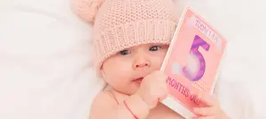 Baby in Nahaufnahme mit Rosa Mütze