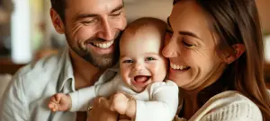 Mutter und Vater mit kleinem Kind zusammen