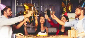 Fröhliche Silvester Party, Glück ins Neujahr, Glückwunschkarte, lustig, mit goldenen und bunten Ballons