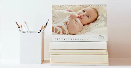 Ein kleiner Tischkalender mit einem Foto, das ein niedliches Baby zeigt