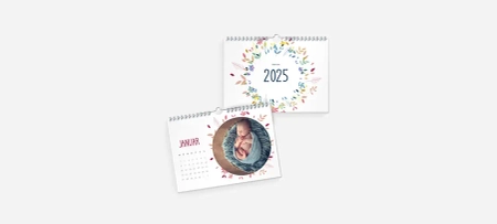 Kalender Titelbild mit kleinem Mädchen in Wiese mit bunten Luftballons, rosa