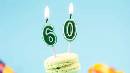 Originell - Macarons in verschiedenen Grüntönen mit Kerzen zum 60. Jubiläum gestalten