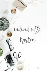 Schwarzer eleganter Schriftzug "Individuelle Karten" auf weißem Hintergrund mit goldener Schüssel und weiteren Accessoires