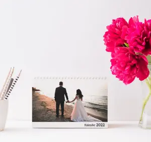 Ein Tischkalender zeigt persönliche Momente: Ein Hochzeitsfoto im Quer - Format