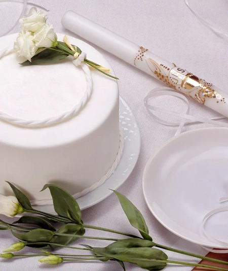 Weiße Torte mit Taufkerze auf Tisch, Motive als Vorlage für Einladungen oder Danksagung Konfirmation